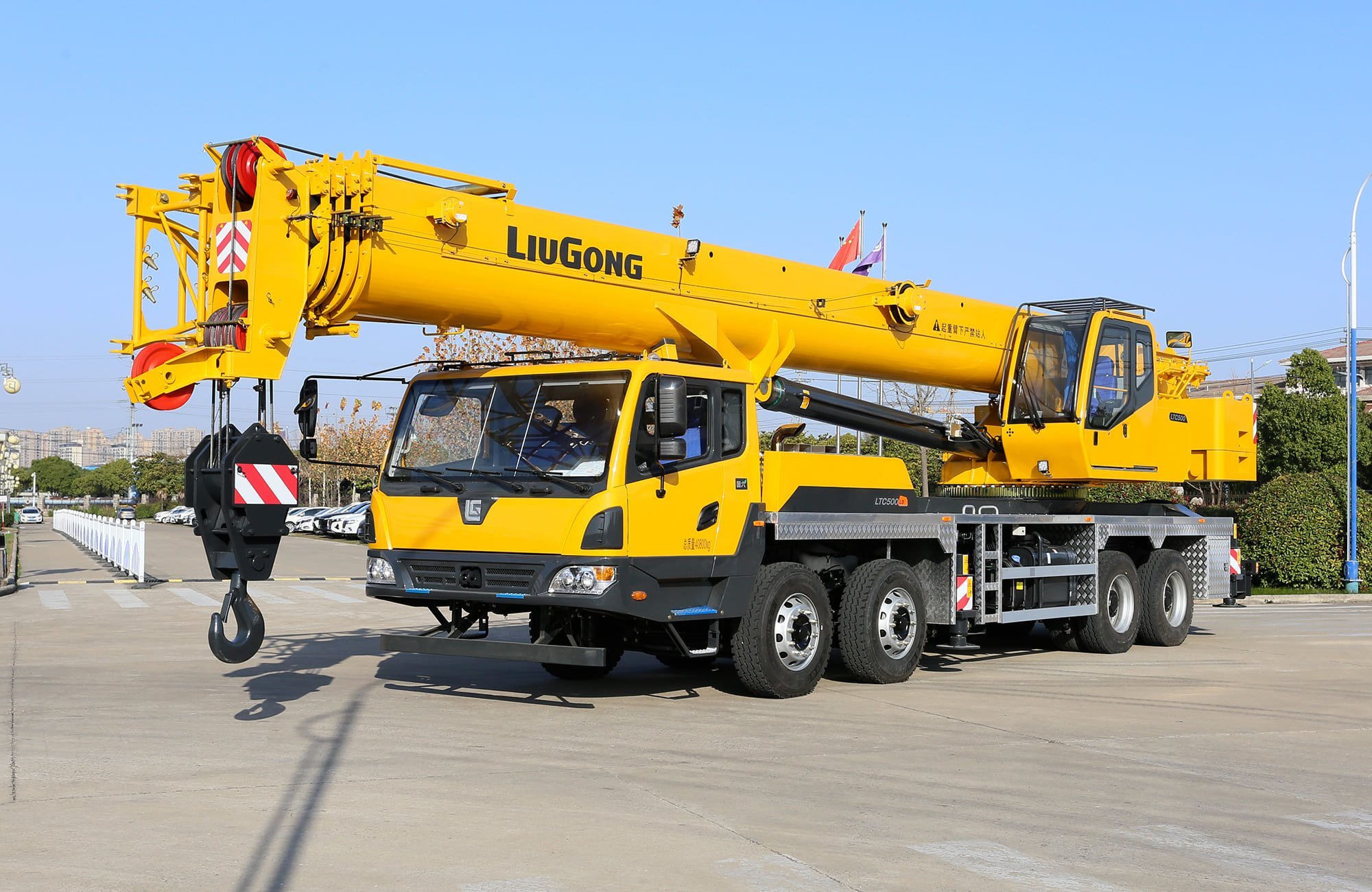 ALEANDA is the official exclusive dealer of LIUGONG truck cranes!